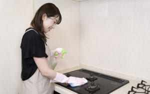 【キッチン掃除】キッチンにこびりついた油汚れの落とし方！