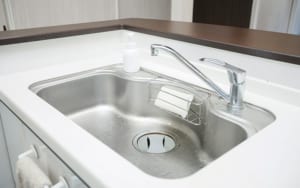 【キッチン掃除】キッチンのシンクに水垢が付くのを防ぐ方法は？